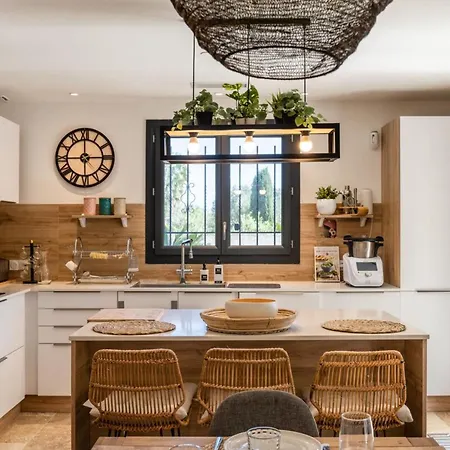 Margot Stunning Pool 500 M Vila *